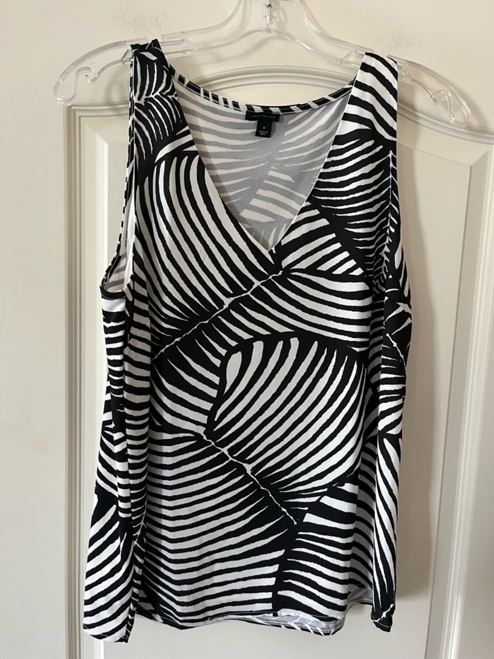 Ann Taylor Designer Black & White Patterned Sleeveless Top Women’s Medium